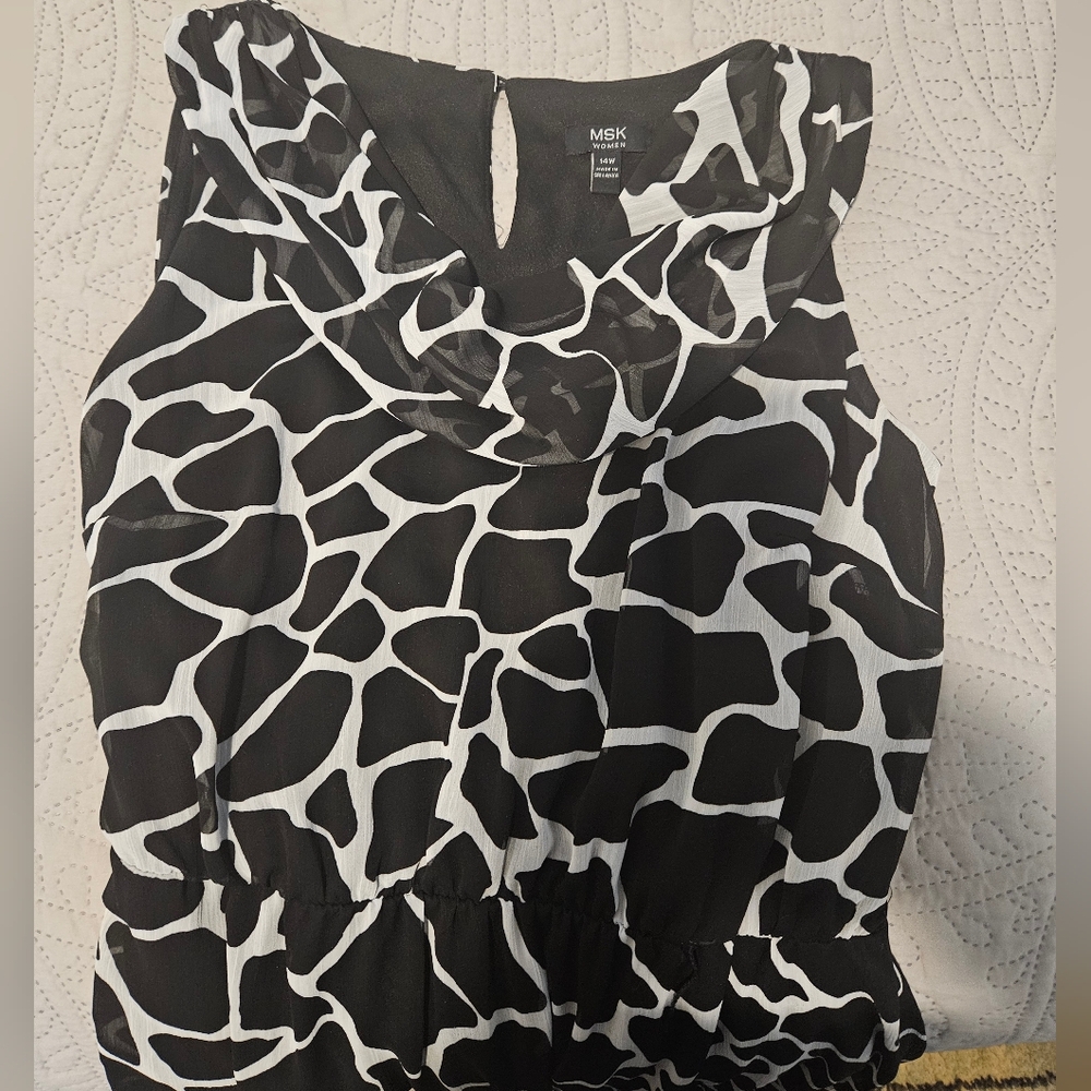 MSK Black and White Patterned Sleeveless Msxi Dress W/ Fabric Belt At Waist